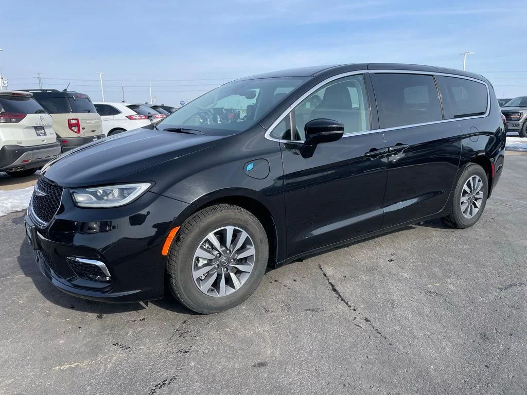 Used 2024 Chrysler Pacifica - photo 2