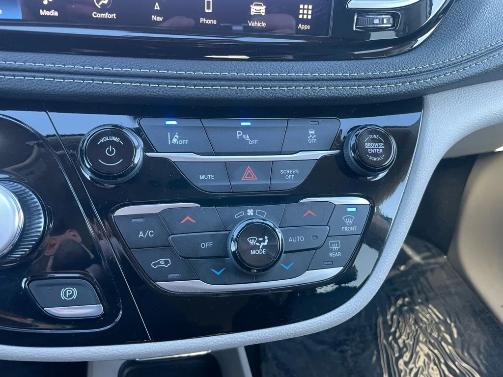 Used 2024 Chrysler Pacifica - photo 14