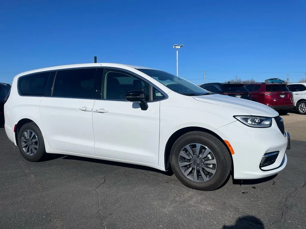 Used 2024 Chrysler Pacifica - photo 2