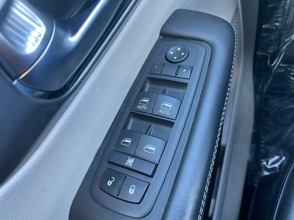 Used 2024 Chrysler Pacifica - photo 28
