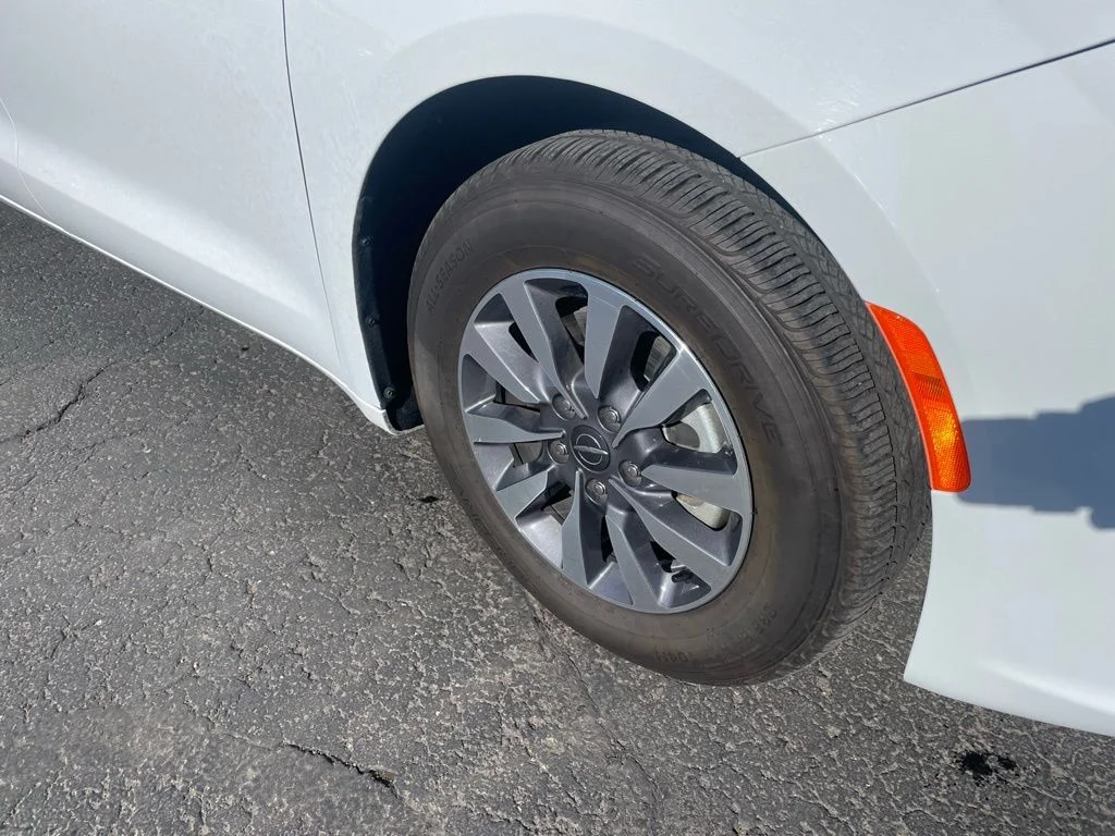 Used 2024 Chrysler Pacifica - photo 5