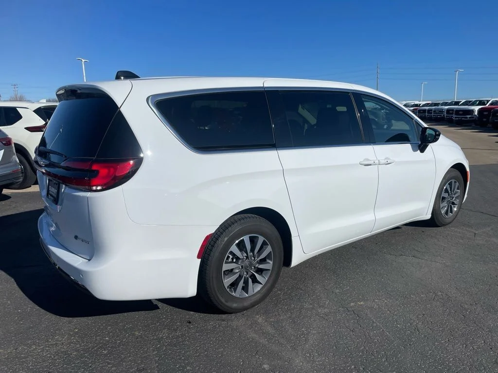 Used 2024 Chrysler Pacifica - photo 6