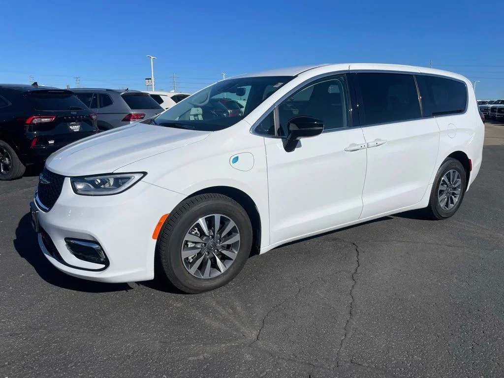 Used 2024 Chrysler Pacifica - photo 8