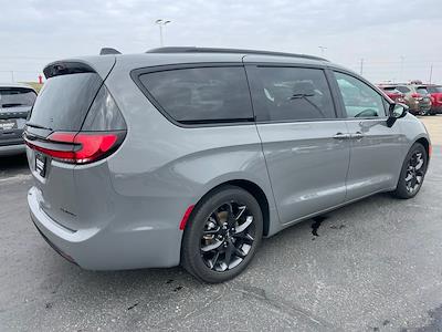 Used 2025 Chrysler Pacifica - photo 2