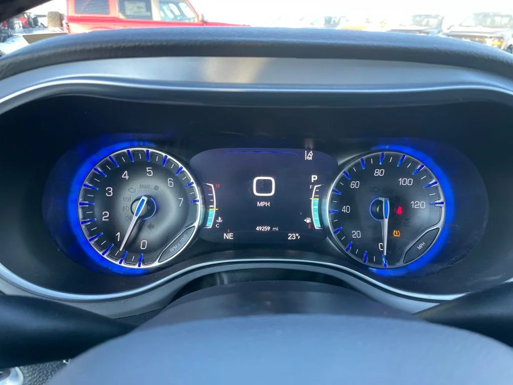 Used 2025 Chrysler Pacifica - photo 12