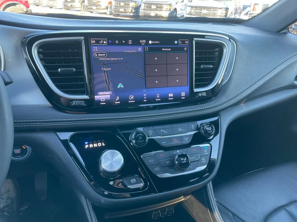 Used 2025 Chrysler Pacifica - photo 13