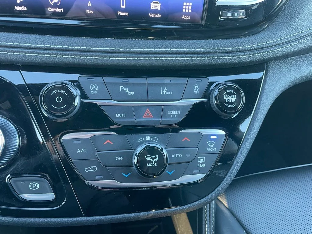 Used 2025 Chrysler Pacifica - photo 14