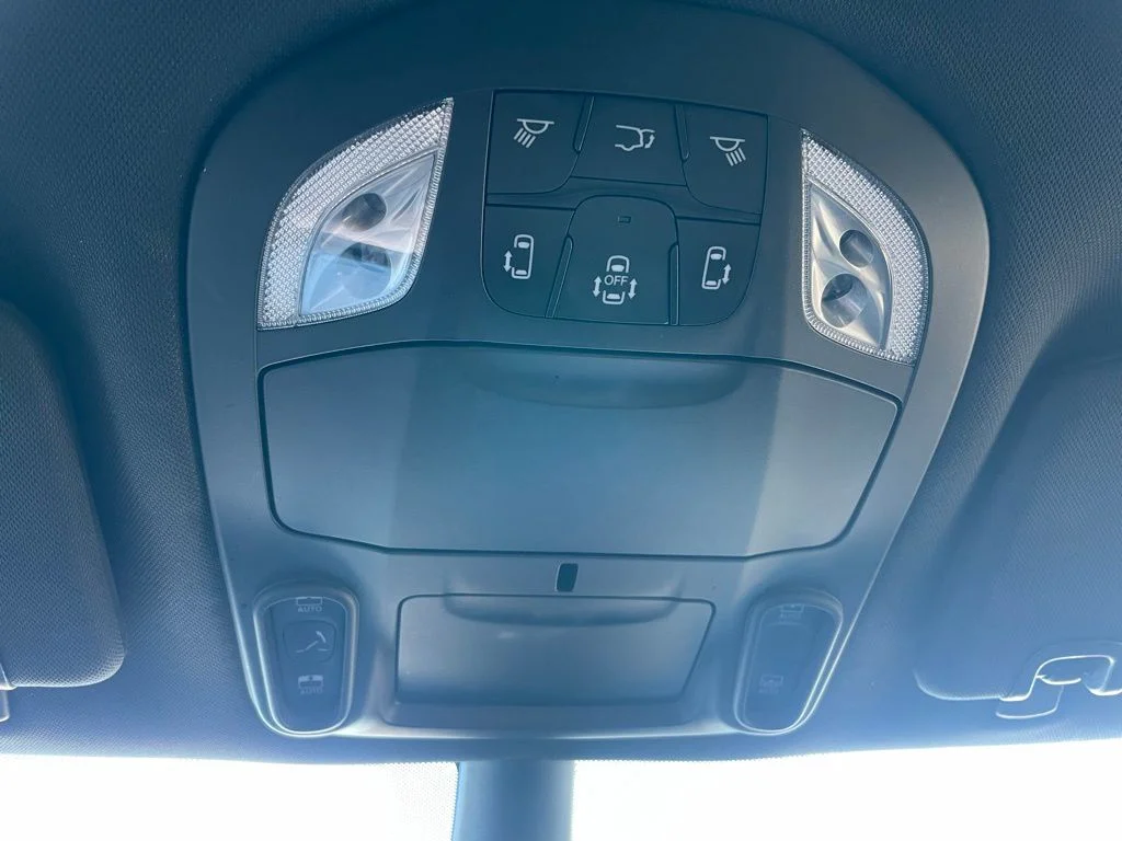 Used 2025 Chrysler Pacifica - photo 20