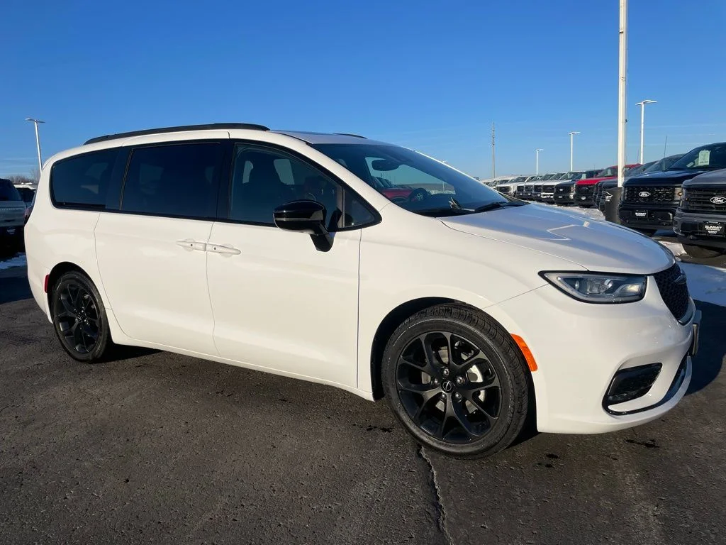 Used 2025 Chrysler Pacifica - photo 5