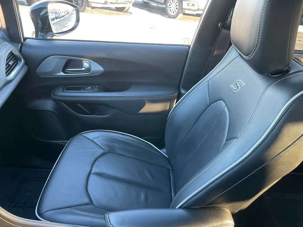 Used 2025 Chrysler Pacifica - photo 22