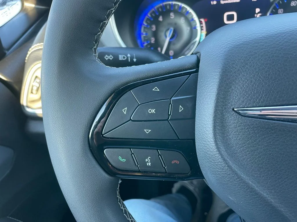 Used 2025 Chrysler Pacifica - photo 23