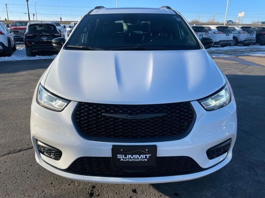 Used 2025 Chrysler Pacifica - photo 28