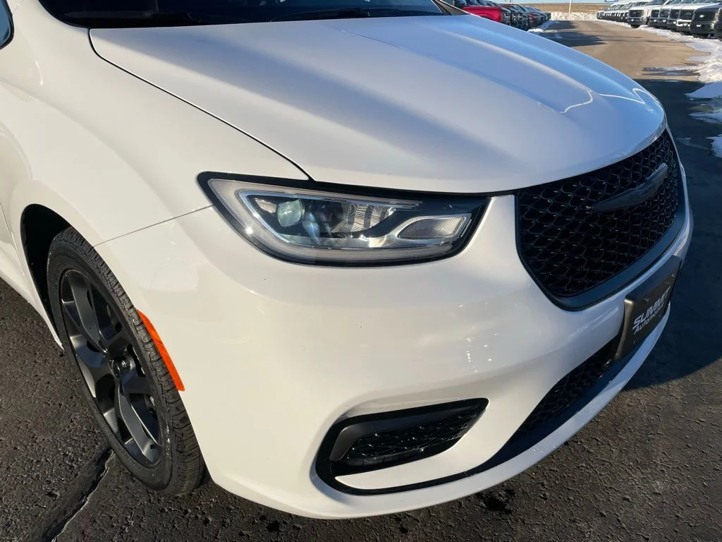 Used 2025 Chrysler Pacifica - photo 29