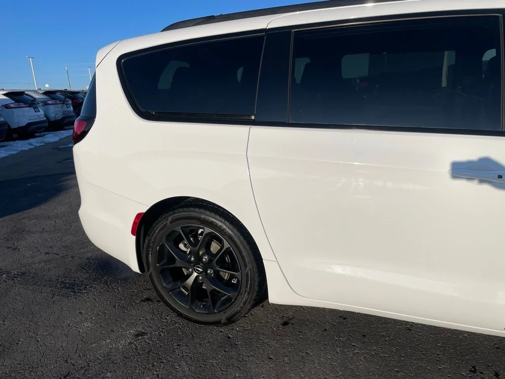 Used 2025 Chrysler Pacifica - photo 31