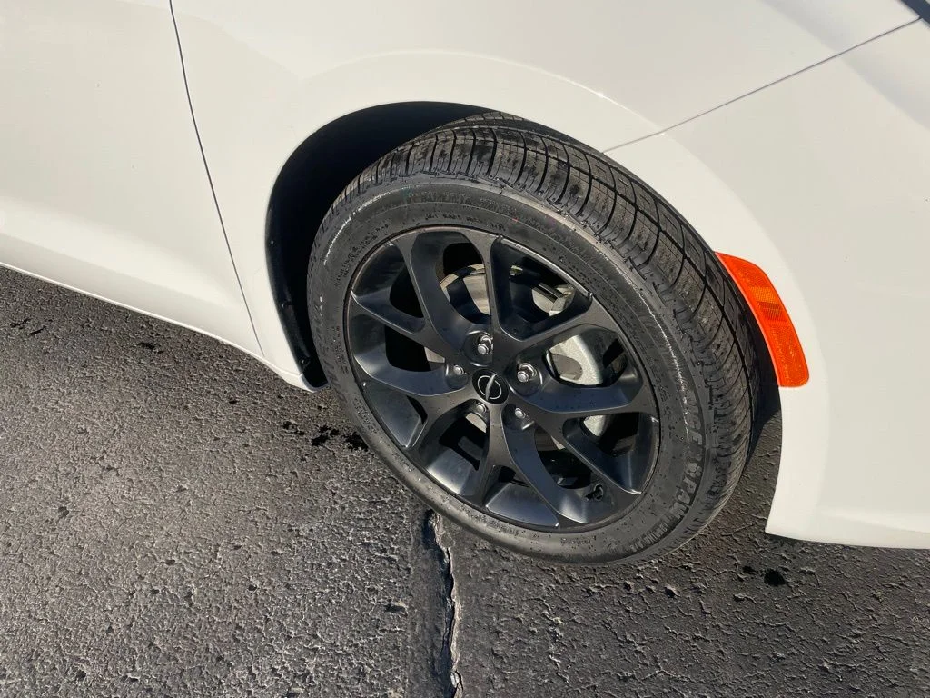 Used 2025 Chrysler Pacifica - photo 6