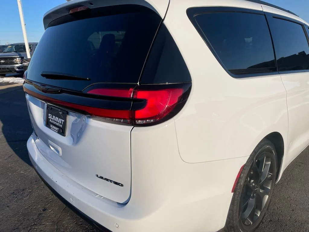 Used 2025 Chrysler Pacifica - photo 32