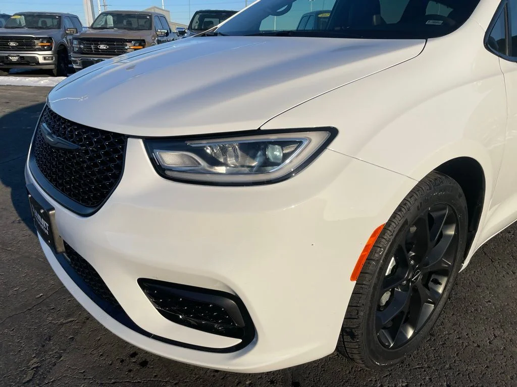 Used 2025 Chrysler Pacifica - photo 37