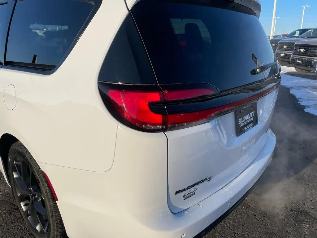 Used 2025 Chrysler Pacifica - photo 40