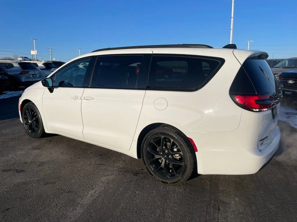 Used 2025 Chrysler Pacifica - photo 8