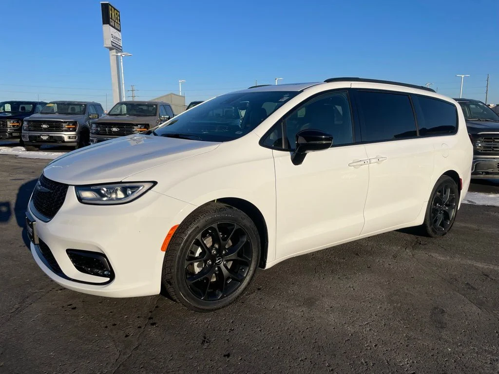 Used 2025 Chrysler Pacifica Limited Minivan - photo 2