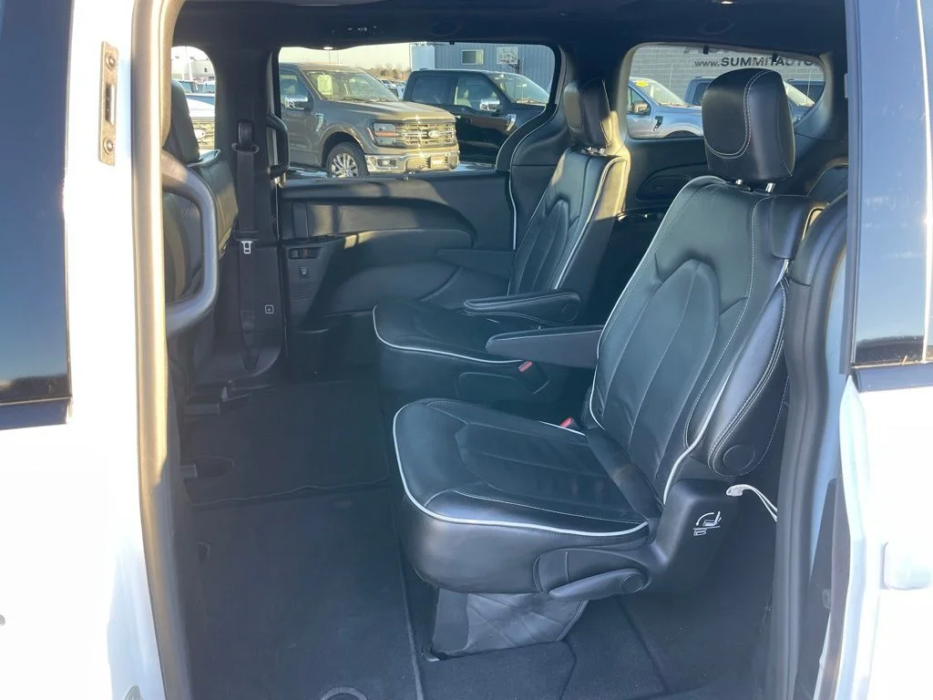 Used 2025 Chrysler Pacifica - photo 10