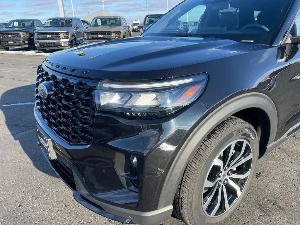 Used 2025 Ford Explorer - photo 32