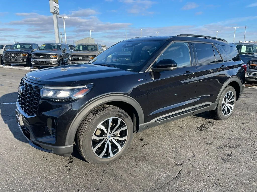 Used 2025 Ford Explorer - photo 2