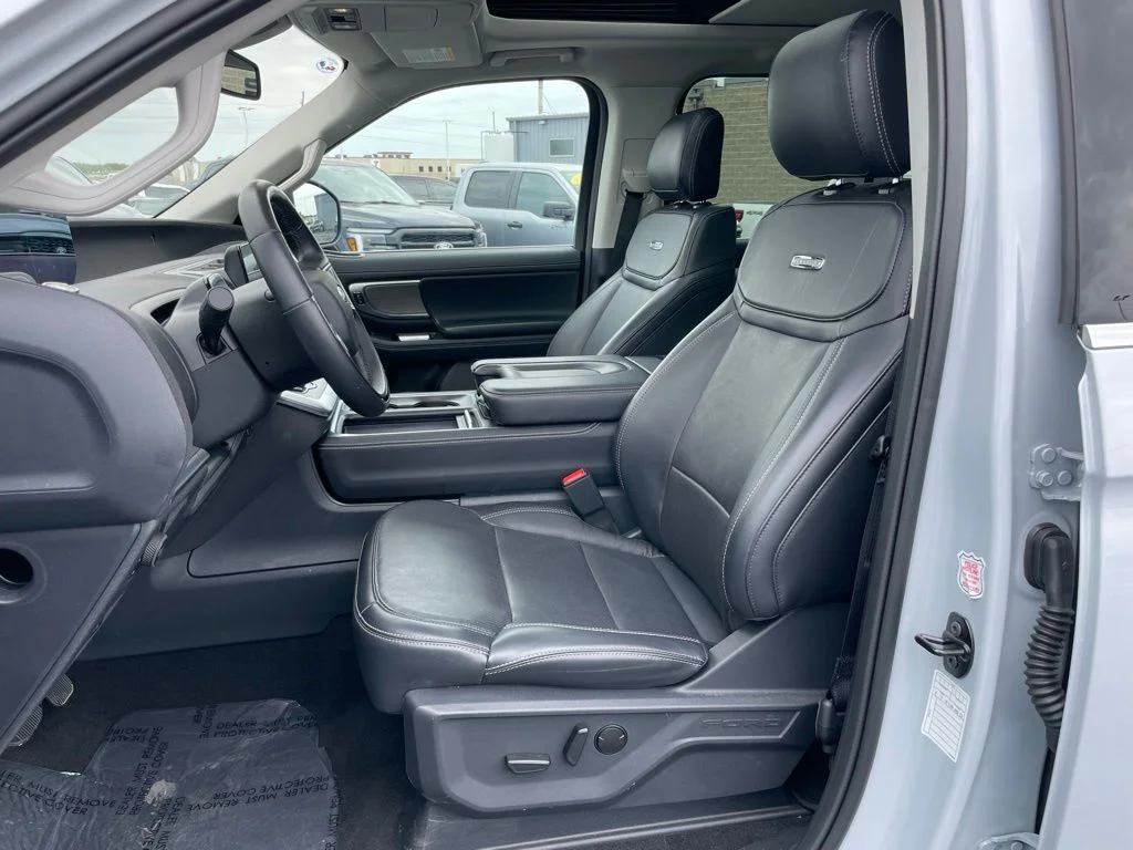 Used 2025 Ford Expedition - photo 8