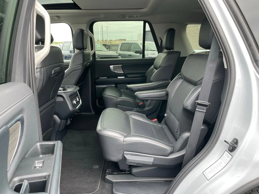 Used 2025 Ford Expedition - photo 9
