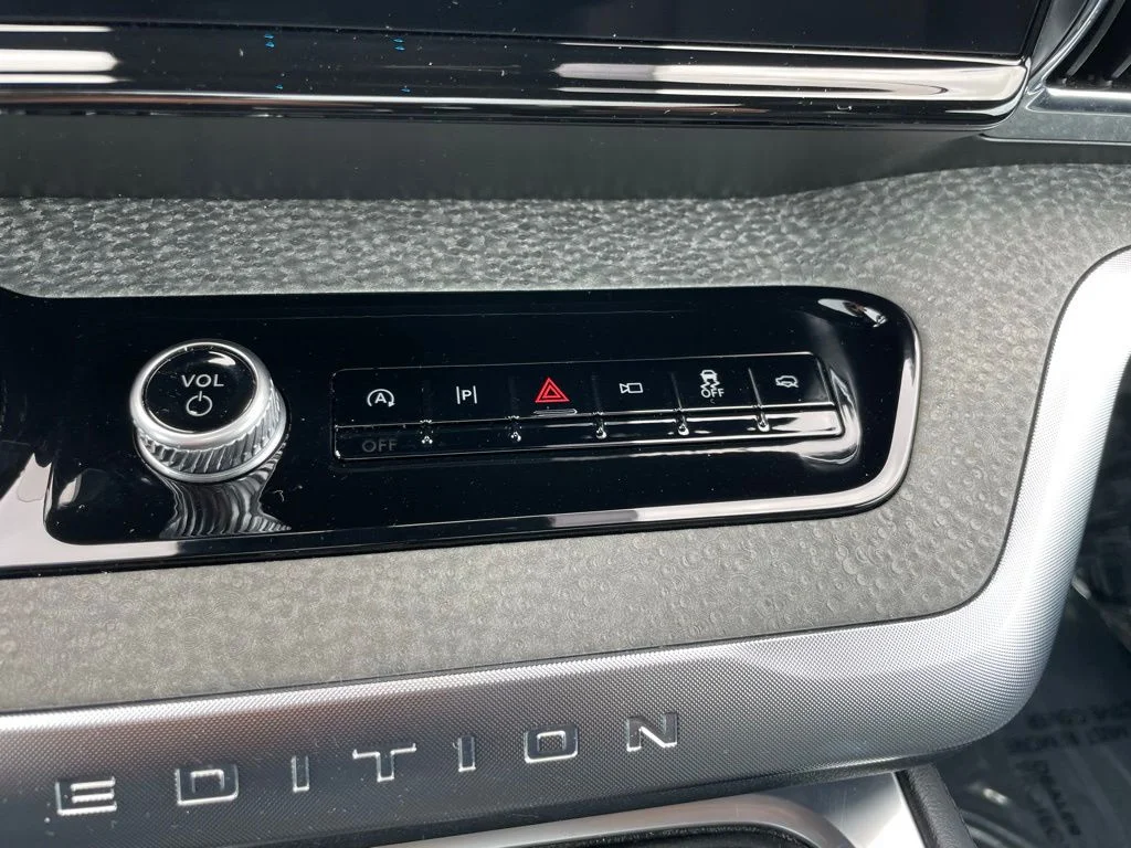 Used 2025 Ford Expedition - photo 13