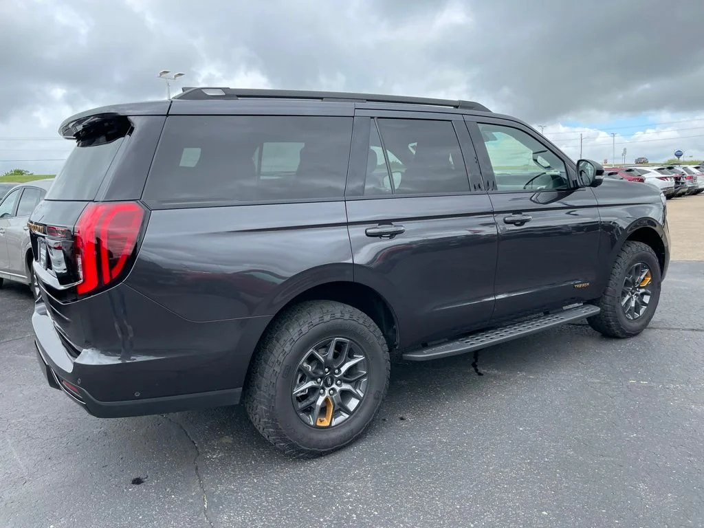Used 2025 Ford Expedition - photo 5