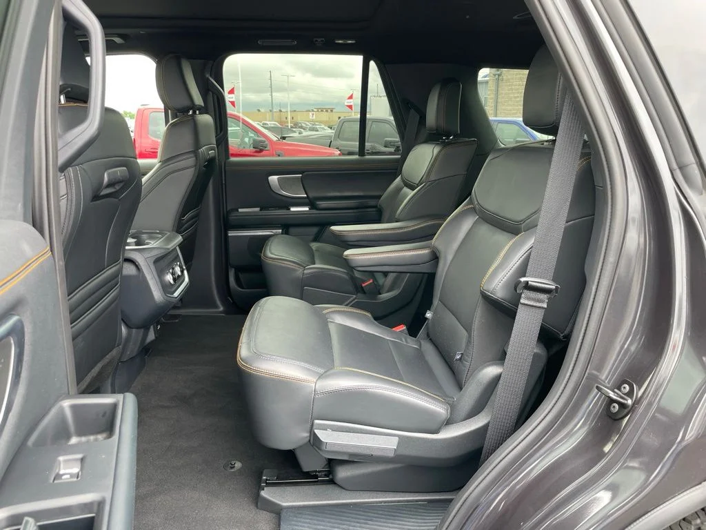 Used 2025 Ford Expedition - photo 9