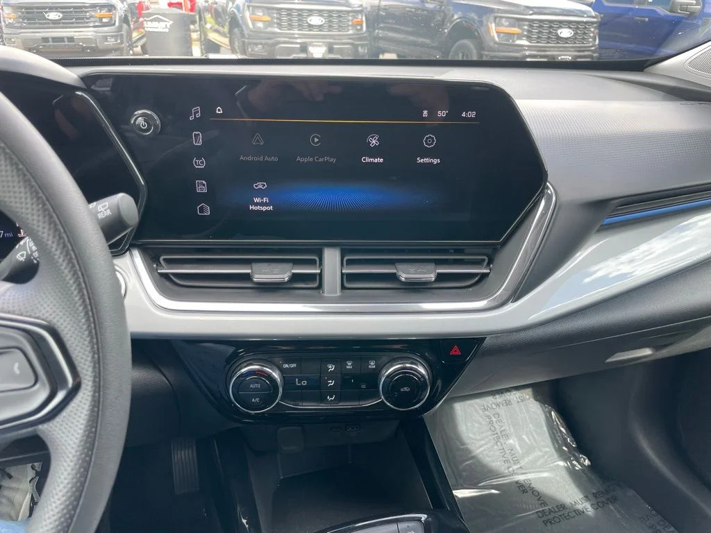 Used 2025 Chevrolet Trax - photo 11
