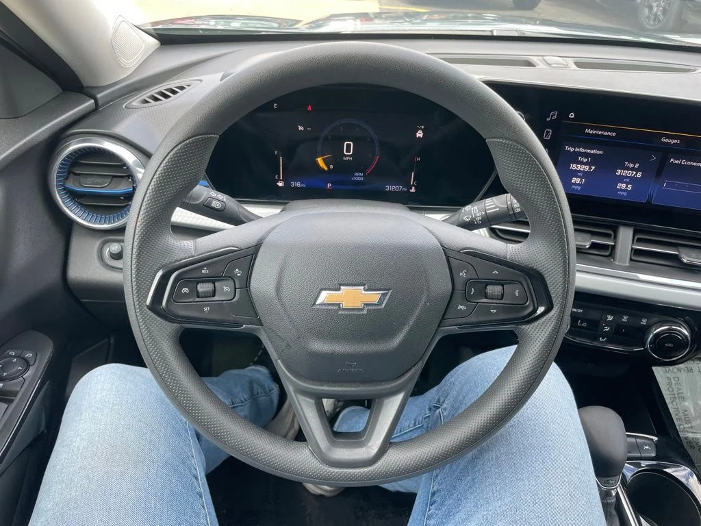Used 2025 Chevrolet Trax - photo 21