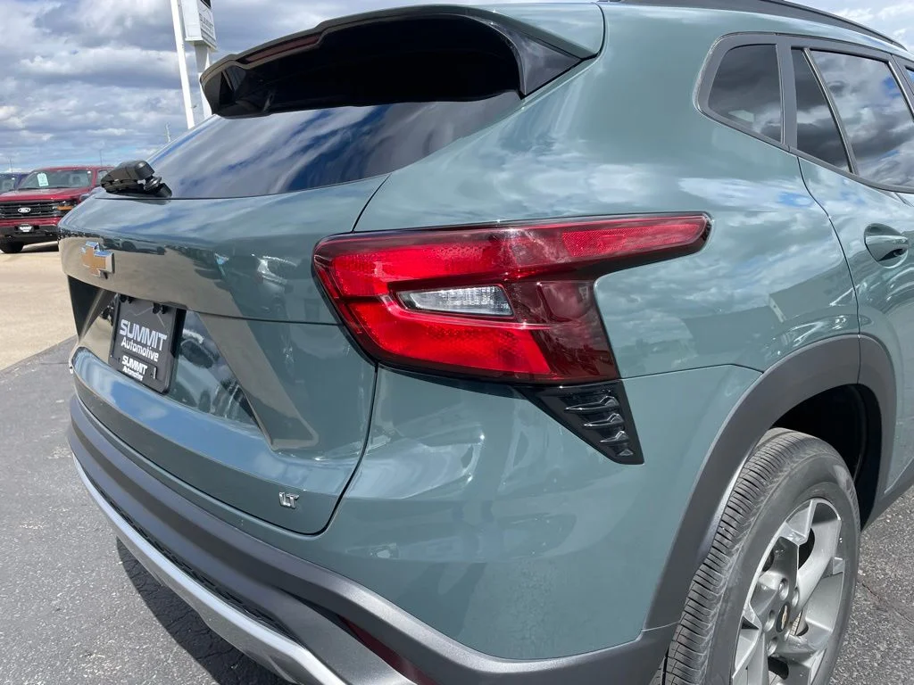 Used 2025 Chevrolet Trax - photo 28