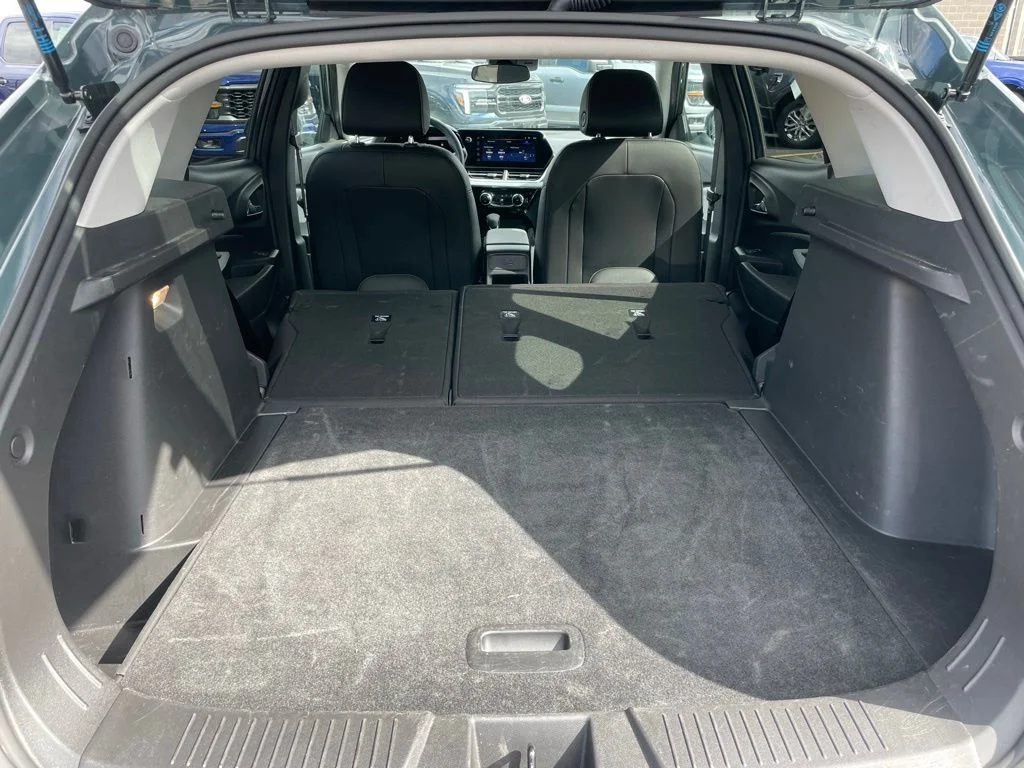 Used 2025 Chevrolet Trax - photo 32