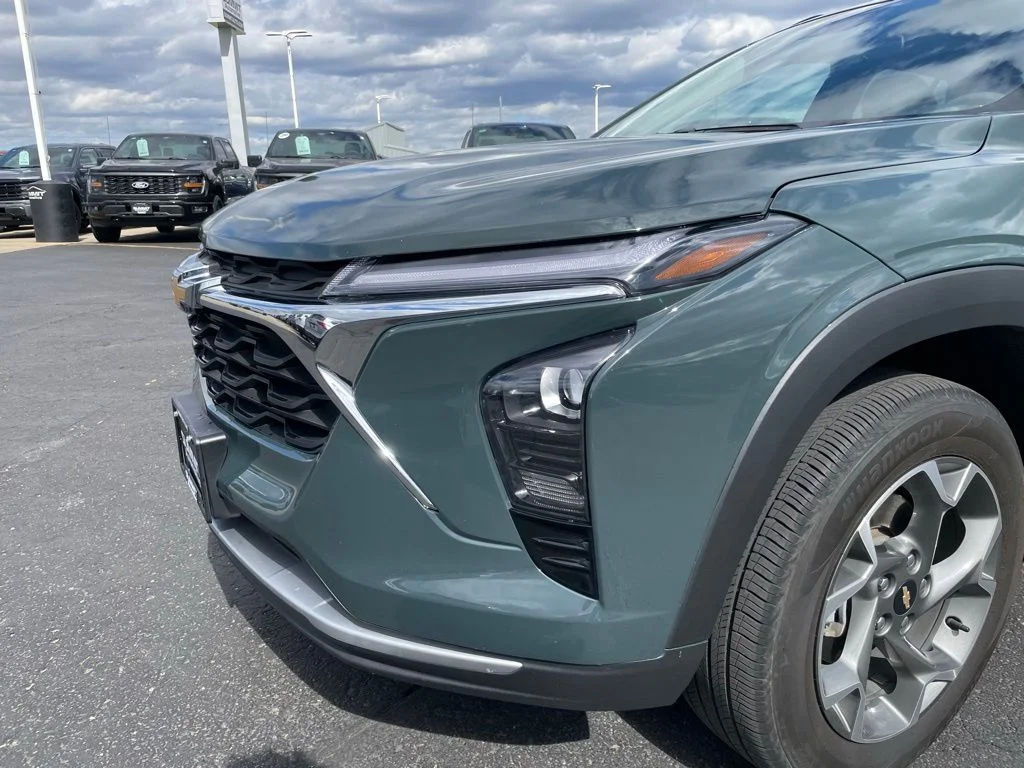 Used 2025 Chevrolet Trax - photo 34