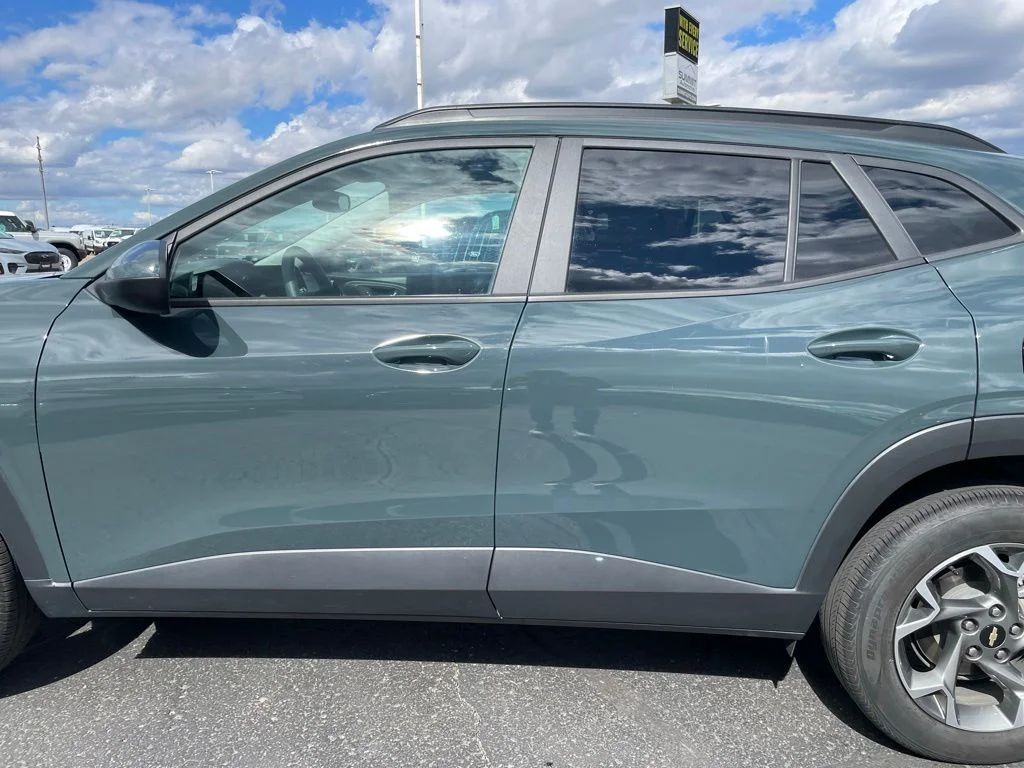 Used 2025 Chevrolet Trax - photo 35