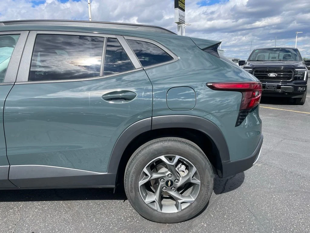 Used 2025 Chevrolet Trax - photo 36