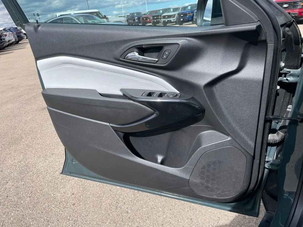 Used 2025 Chevrolet Trax - photo 49