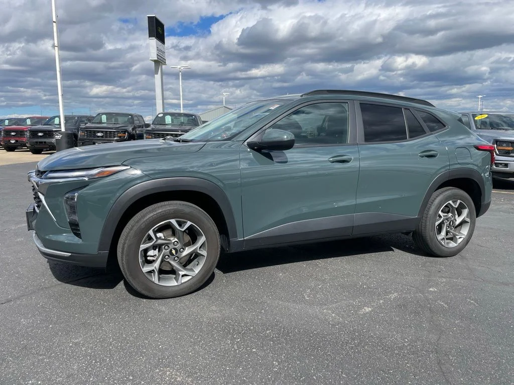 Used 2025 Chevrolet Trax - photo 6