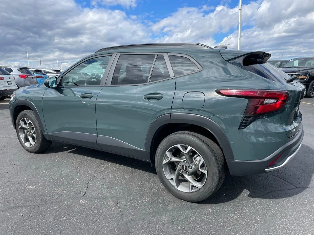 Used 2025 Chevrolet Trax - photo 7