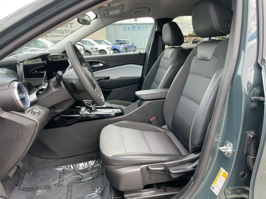 Used 2025 Chevrolet Trax - photo 8