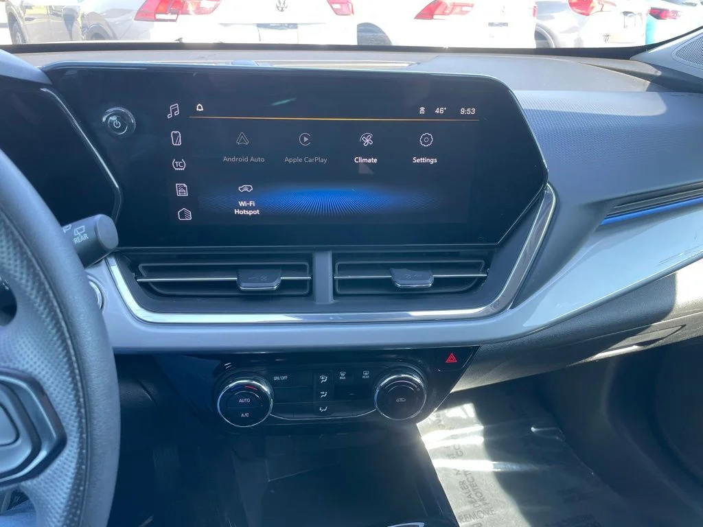 Used 2025 Chevrolet Trax - photo 11