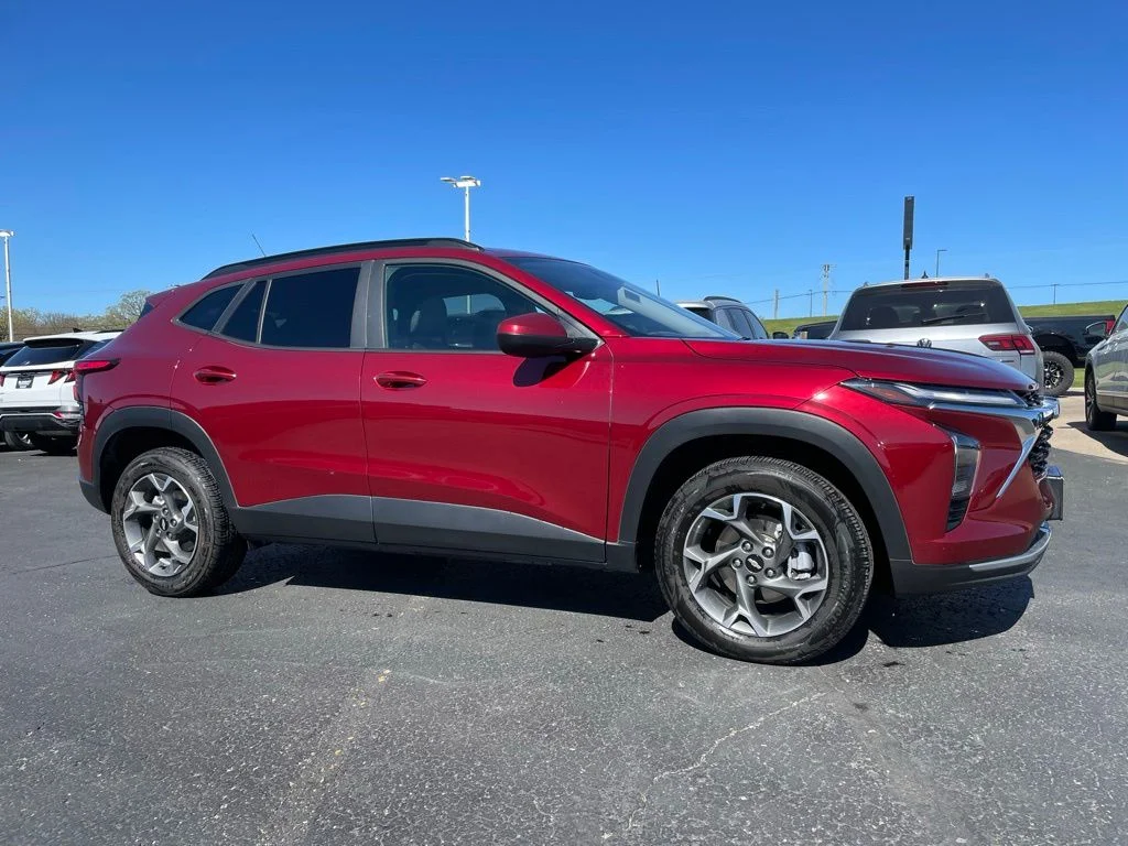 Used 2025 Chevrolet Trax - photo 1
