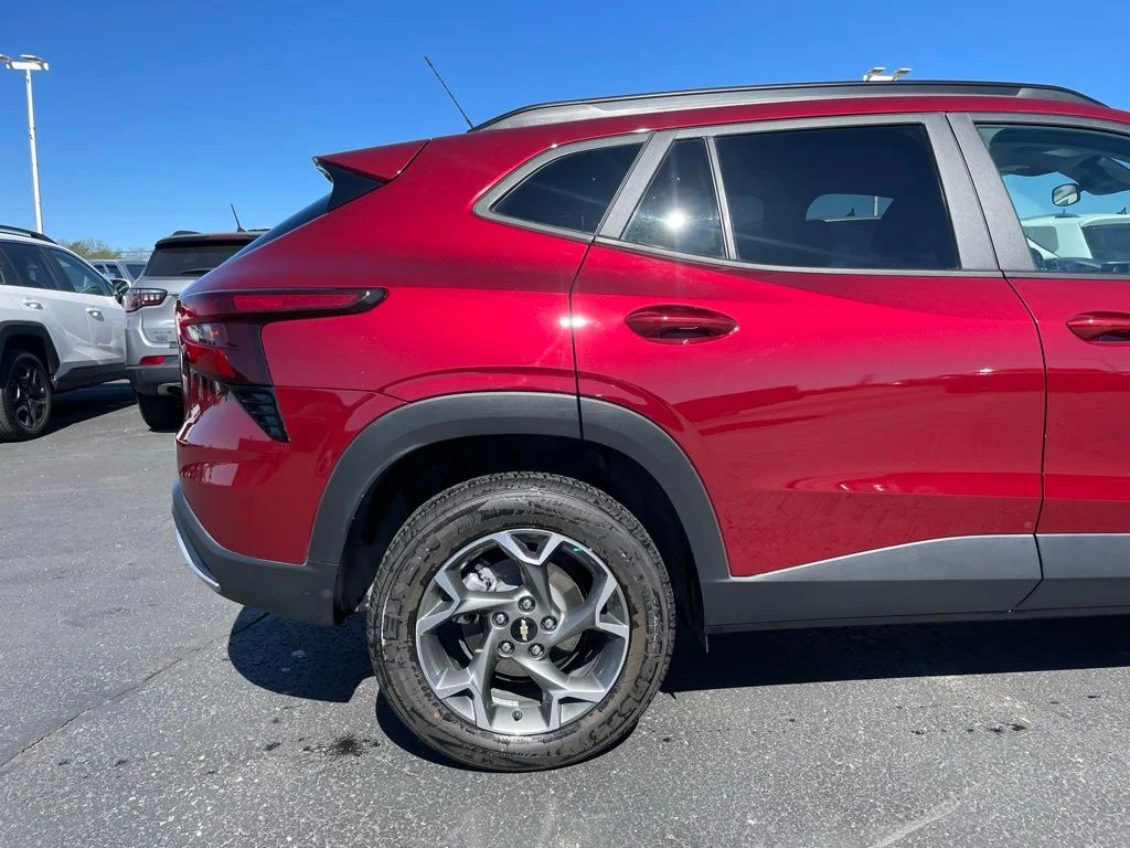 Used 2025 Chevrolet Trax - photo 27