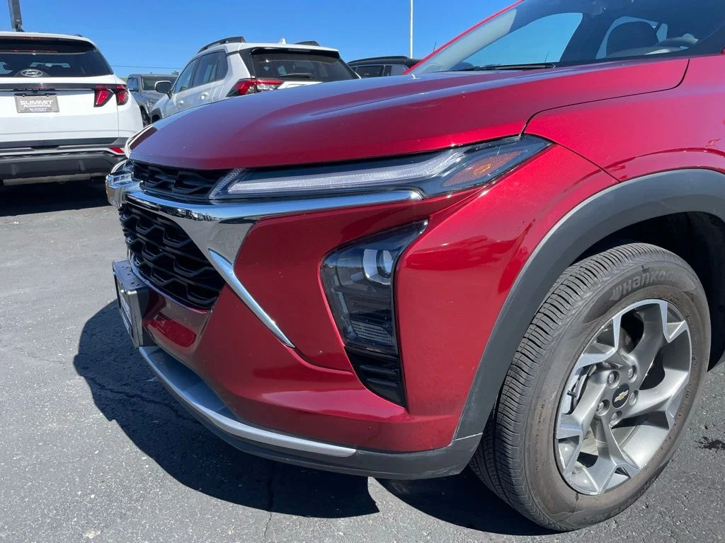 Used 2025 Chevrolet Trax - photo 33
