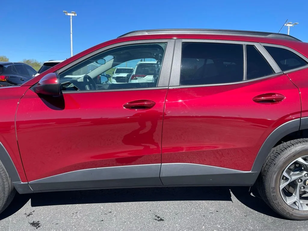 Used 2025 Chevrolet Trax - photo 34