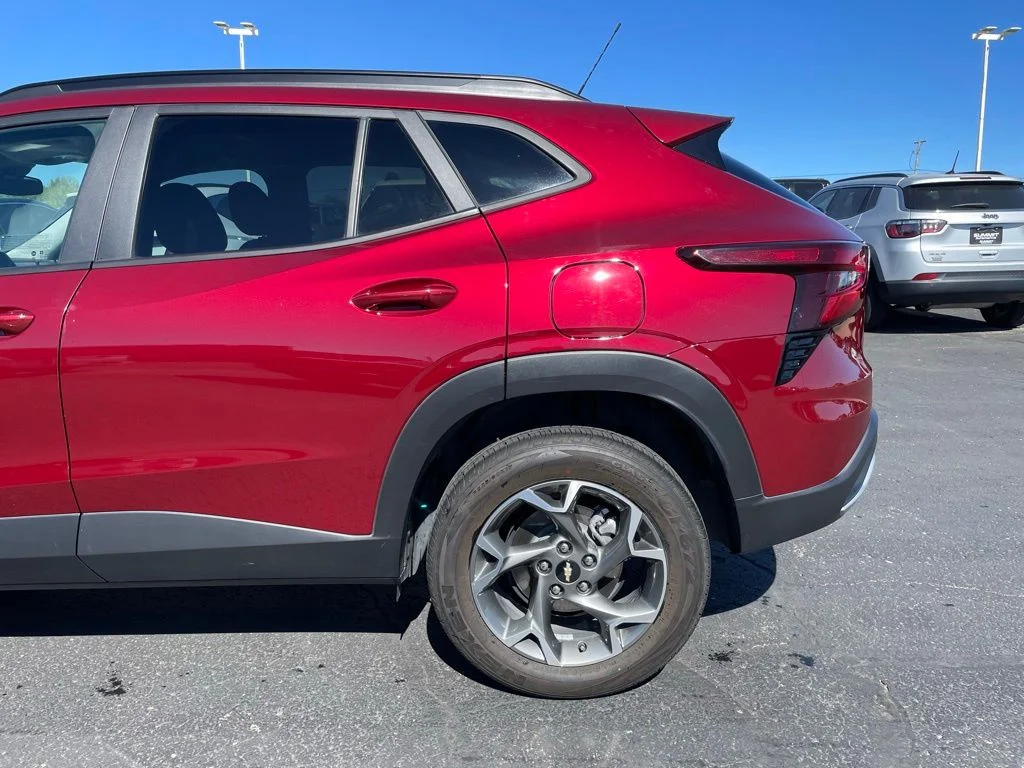 Used 2025 Chevrolet Trax - photo 35