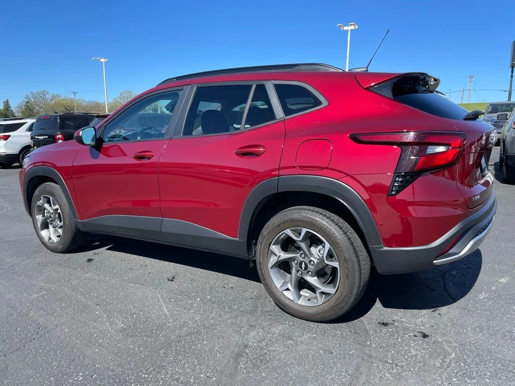 Used 2025 Chevrolet Trax - photo 6